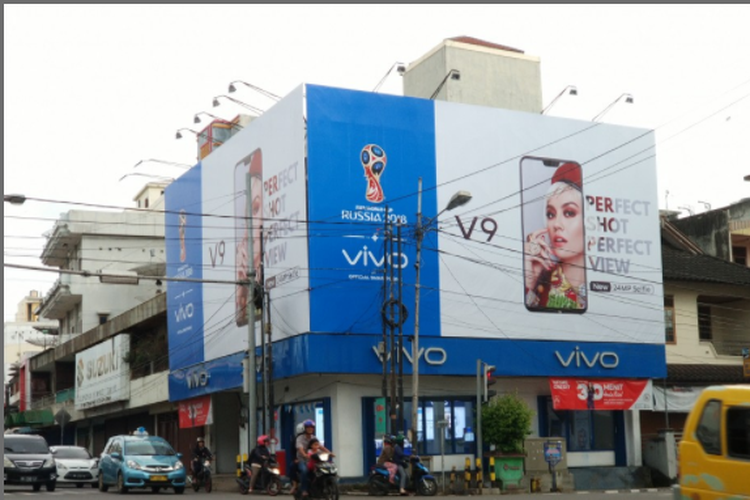 Papan iklan atau billboard Vivo V9 yang muncul di salah satu jalan di Pangkal Pinang, Provinsi Kepulauan Bangka Belitung