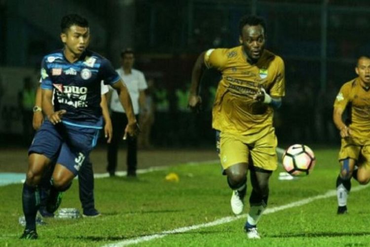 Junda Irawan coba mengejar Michael Essien saat Arema FC menjamu Persib Bandung pada pertandingan pekan ke-19 Liga di Stadion Kanjuruhan, Sabtu (12/8/2017).