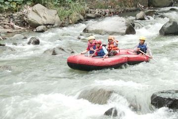 Arung Jeram di Taman Wisata Matahari, Puncak, Jawa Barat.