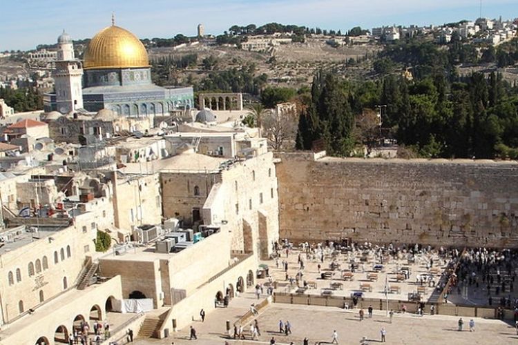 Israel pada 1980 mengklaim Jerusalem sebagai ibu kotanya setelah menduduki Jerusalem pasca-Perang Enam Hari 1967. Sementara itu, Palestina menuntut Jerusalem Timur sebagai ibu kota.