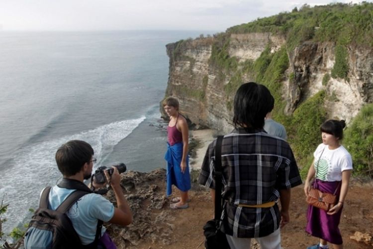 Wisatawan mengunjungi lokasi wisata Pura Ulu Watu, Bali, Selasa (1/1/2011). 