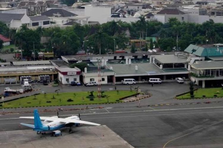 Bandara Polonia yang berdekatan dengan permukiman di Kota Medan, Sumatera Utara, Sabtu (28/4/2012). Bandara Polonia yang resmi dibuka tahun 1928 dan saat ini kondisinya tidak mendukung sebagai bandara internasional. Bandara digantikan Bandara Internasional Kualanamu di Deli Serdang.