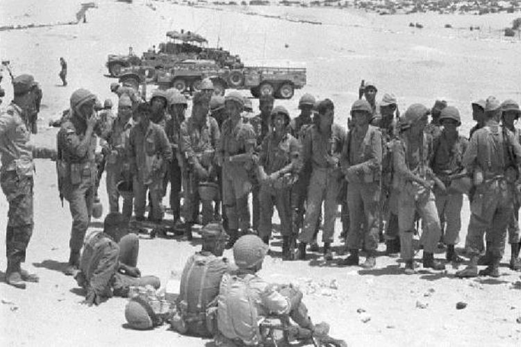 Pasukan Israel beristirahat sejenak setelah melakukan serangan di Semenanjung Sinai, dalam perang enam hari 1967.