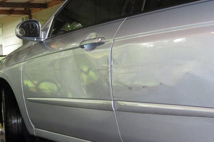 Ilustrasi penyok pada bagian pintu mobil.