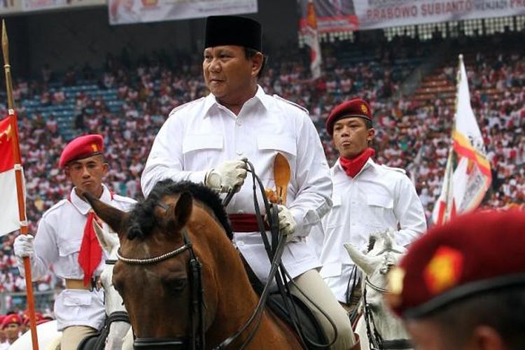 Ketua Dewan Pembina Partai Gerindra, Prabowo Subianto (dua kiri), menaiki kuda saat menghadiri kampanye Partai Gerindra di Stadion Utama Gelora Bung Karno, Minggu (23/3/2014).