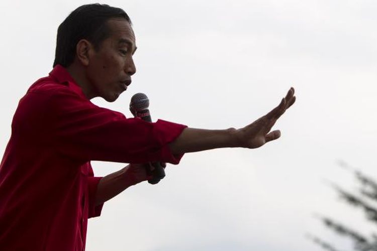 Jko Widodo, saat orasi pada kampanye terbuka calon presiden di Lapangan Sukun, Malang, Jawa Timur, Minggu (30/3/2014). KOMPAS IMAGES/VITALIS YOGI TRISNA