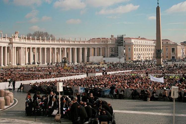 Ribuan warga dari sejumlah negara berkumpul di Lapangan Basilika Santo Petrus, Vatikan, mengikuti audiensi umum Paus Fransiskus.