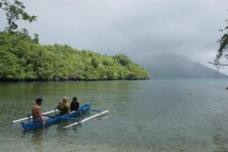 Wisatawan berperahu di Pantai Sulamadaha di Ternate, Maluku Utara, Selasa (15/4/2014). Pantai ini merupakan salah satu objek wisata favorit di Ternate. Selain perairannya yang tenang, pantai ini juga memiliki keindahan terumbu karang dan ikan.