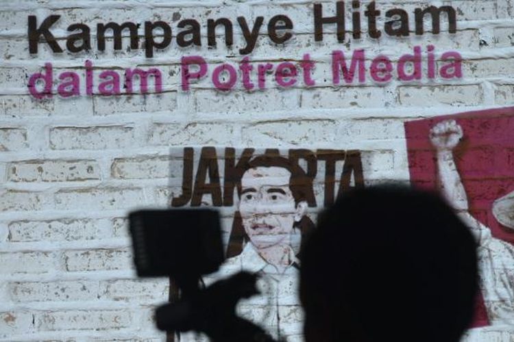 Slide yang ditampilkan salah satu nara sumber saat diskusi bertema Menolak Kampanye Hitam, Mendorong Kampanye Positif di Jakarta, Kamis (22/5/2014). Tren kampanye hitam diperkirakan akan semakin marak menjelang pelaksanaan pemilu presiden, khususnya di media sosial. 