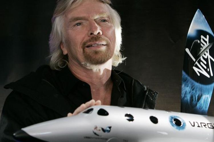 Foto ini diambil pada 23 Januari 2008, memperlihatkan Sir Richard Branson, pendiri Virgin Galactic, dengan model pesawat orbital Spaceship Two. Pesawta ini jatuh dalam uji coba terbang, Jumat (31/10/2014). 