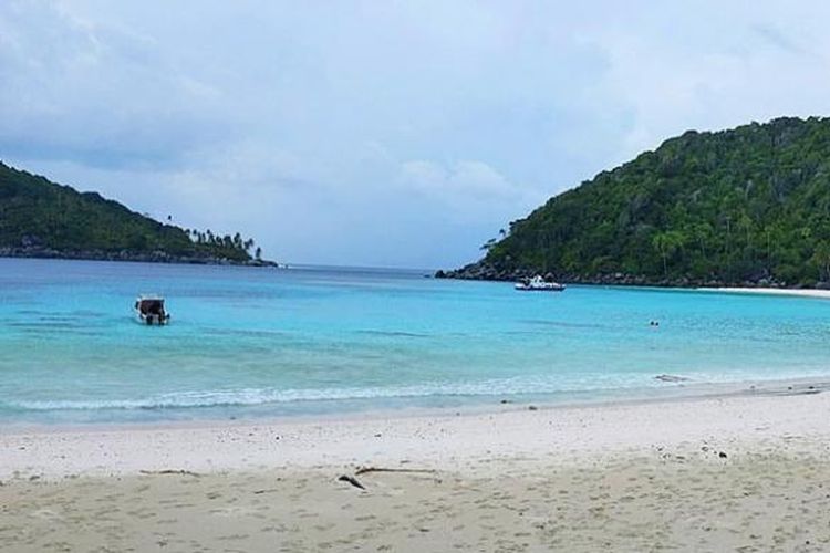 Bersantai di Atas Pasir Putih di Pulau Penjalin, Kabupaten Kepulauan Anambas, Provinsi Kepulauan Riau.