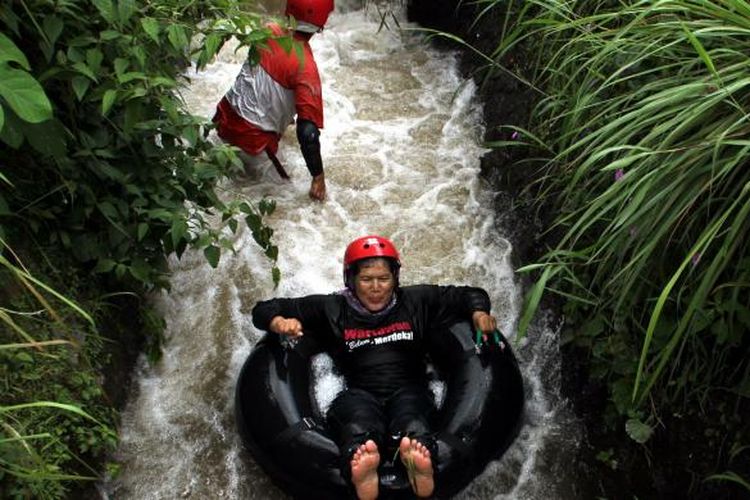 Wahana river tubing di aliran irigasi Pabelan, Dusun Krogowanan, Desa Krogowanan, Kecamatan Sawangan, Kabupaten Magelang, Jawa Tengah.