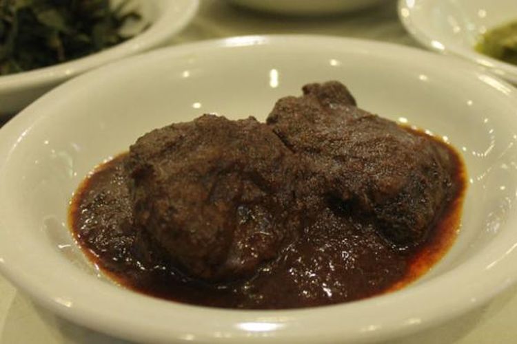 Rendang, makanan favorit di Restoran Padang.
 