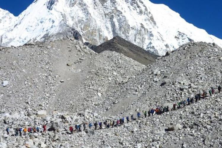 Pendaki Gunung Everest mengantri menuju Everest Base Camp di ketinggian 5.364 meter di atas permukaan laut. 