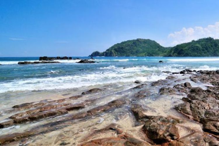 Pantai Wedi Ombo terletak di Desa Jepitu, sekitar 40 km sebelah tenggara dari Wonosari, Kabupaten Gunungkidul, DI Yogyakarta. 