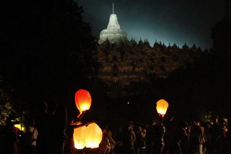 Warga dan wisatawan melepas ribuan lampion di komplek Candi Borobudur saat malam pergantian tahun dari 2015 ke 2016.