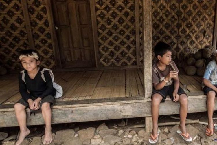 Seorang anak dari suku Baduy dalam (kiri) duduk berdampingan dengan anak-anak dari suku Baduy luar di Kampung Kaduketug, Desa Kanekes, Lebak, Banten, Selasa (1/3/2016). Orang Baduy hari-hari ini sudah mulai tersentuh modernitas dan mengalami perubahan baik dari cara berpakaian hingga memiliki barang-barang modern.