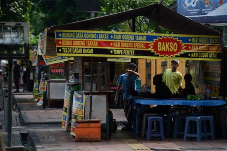 Pedagang kaki lima menjajakan dagangan di trotoar Jalan Malioboro, Yogyakarta, Jumat (15/4/2016).