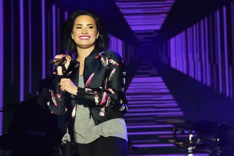 Demi Lovato tampil di panggung AOL NewFront 2016 di Seaport District NYC di Kota New York, 3 Mei 2016.