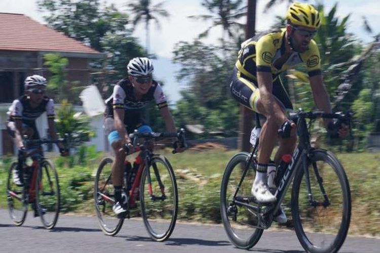 Sebanyak 99 pembala dari 21 negara mengikuti International Tour de Banyuwangi Ijen 2016. Pada etape yang pertama,  para pembalap menempuh rute sepanjang 171 km