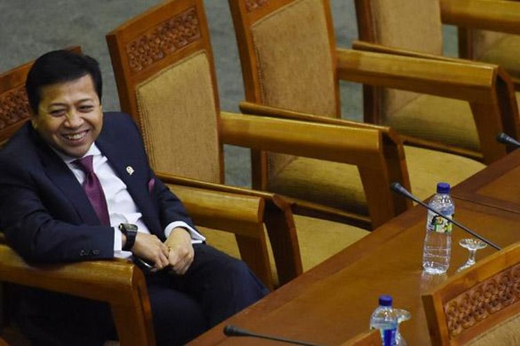 Mantan Ketua DPR Setya Novanto mengikuti Rapat Paripurna ke-15 di Kompleks Parlemen Senayan, Jakarta, Jumat (18/12). Setelah resmi mudur dari jabatanya sebagai Ketua DPR, Setya Novanto mengikuti rapat paripurna sebagai anggota DPR.