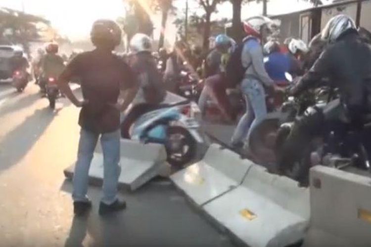 Pengendara sepeda motor hancurkan separator bus Transjakarta