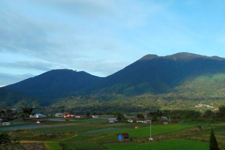 Gunung Singgalang melingkungi Rumah Puisi, selain juga Gunung Marapi.