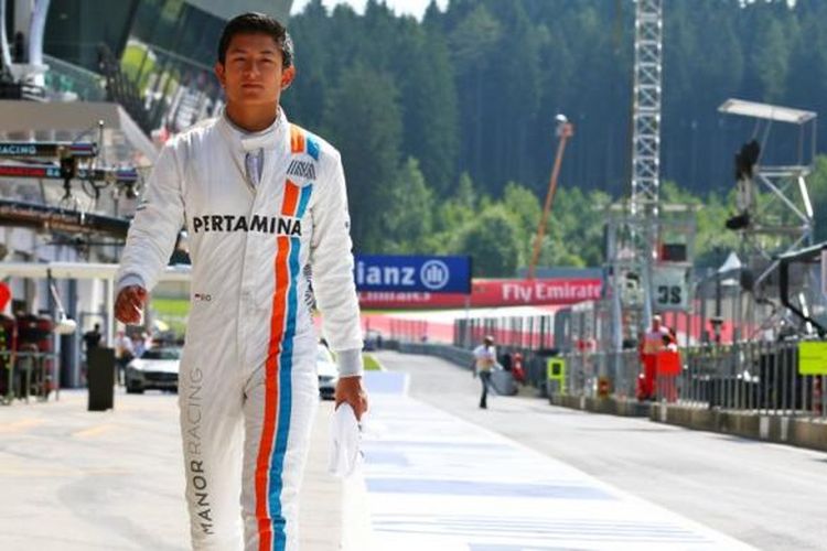 Pebalap Manor Racing asal Indonesia, Rio Haryanto, berjalan di area pit Red Bull Ring saat menjalani sesi latihan GP Austria, Jumat (1/7/2016).