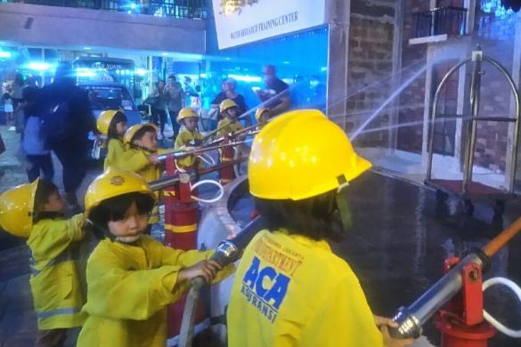 Anak-anak berperan sebagai pemadam kebakaran pada Hari Anak Nasional, Sabtu (23/7/2016) di KidZania, Jakarta.