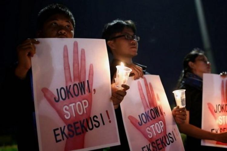 Aksi solidaritas yang tergabung dalam Lembaga Bantuan Hukum Masyarakat menyalakan 1000 lilin saat aksi damai di Depan Istana Negara, Jakarta, Kamis (28/7/2016). Aksi damai tersebut meminta agar pemerintah menghentikan pelaksanaan eksekusi mati terhadap ke empat belas terpidana mati dari berbagai negara.