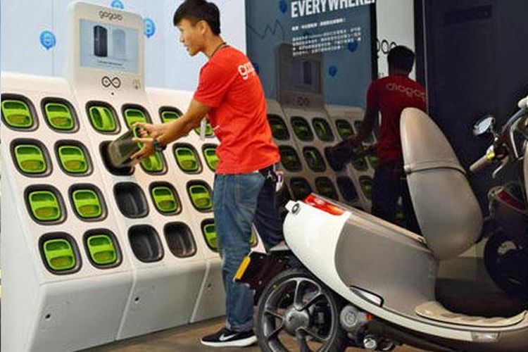 Gogoro skuter listrik dan swap-station miliknya.