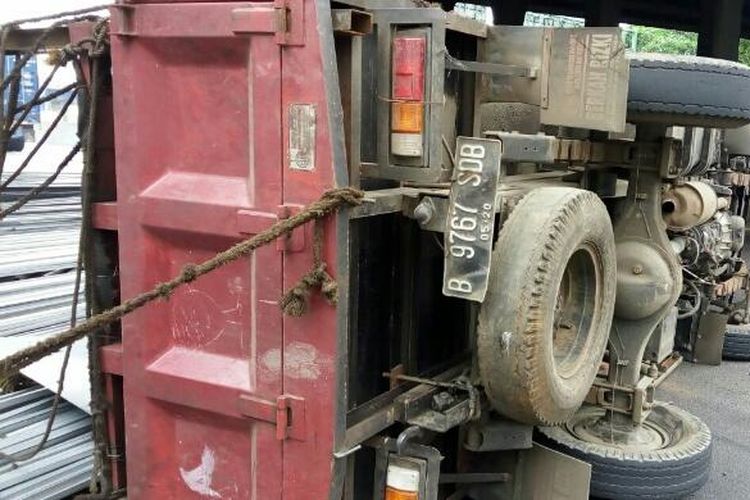 Kecelakaan truk di Tol Jakarta-Cikampek