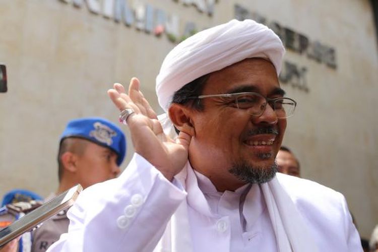 Pimpinan Front Pembela Islam, Rizieq Shihab tiba di Kantor Direktorat Reserse Kriminal Umun, Polda Metro Jaya, Jakarta, Rabu (1/2/2017).