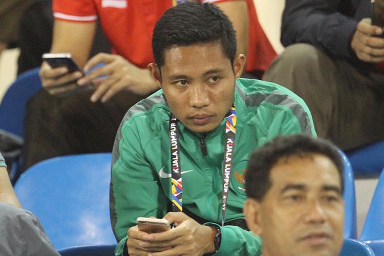 Ekspresi Evan Dimas saat menyaksikan laga timnas U-22 Indonesia kontra timnas U-22 Vietnam dari tribune Stadion MP Selayang, Selangor, 22 Agustus 2017.