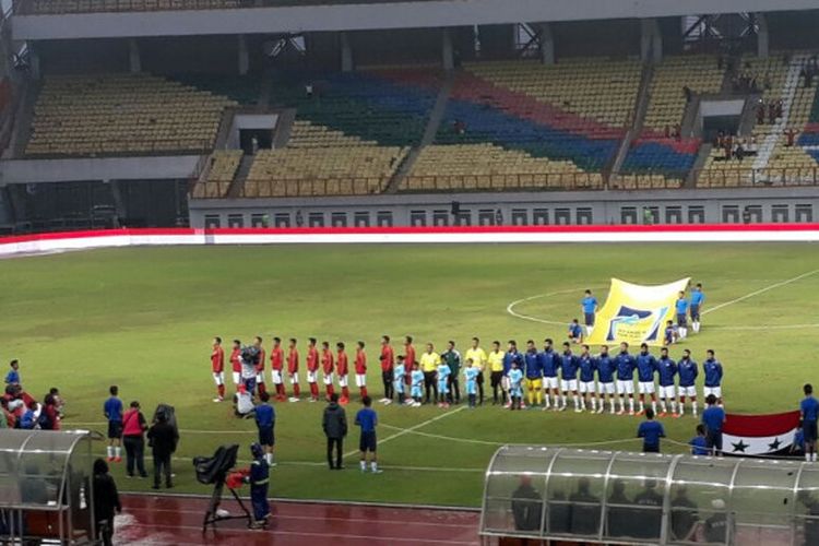 Suasana laga timnas U-23 Indonesia versus Suriah di Stadion Wibawa Mukti, Cikarang, Jawa Barat, Kamis (16/11/2017).