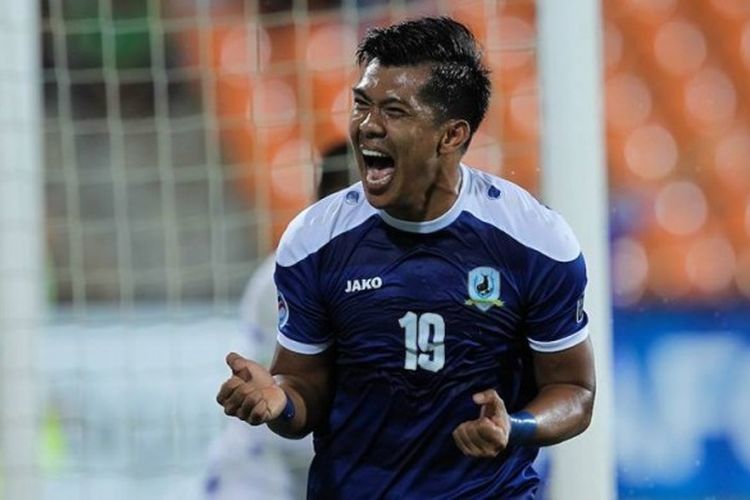 Ekspresi dari selebrasi gol penyerang Tampines Rovers, Khairul Amri yang mencetak dua gol ke gawang Felda United pada laga kelima Grup G PIala AFC 2017 di Stadion Tun Abdul Razak, Jengka, Malaysia, Rabu (19/4/2017) malam.