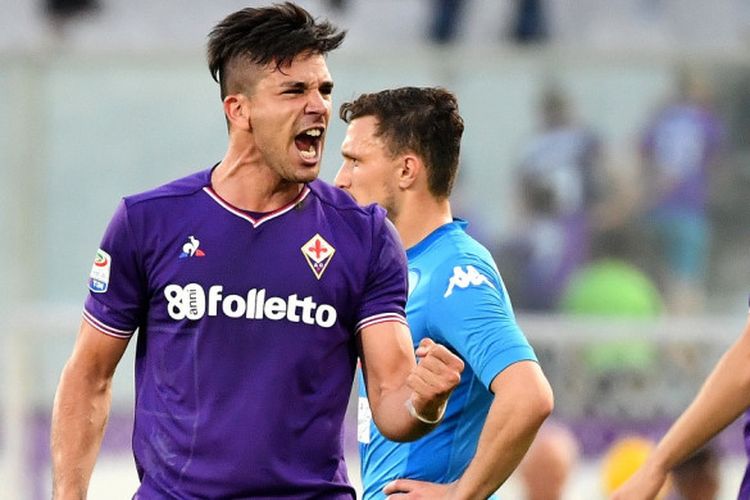 Penyerang Fiorentina, Giovanni Simeone, melakukan selebrasi setelah mencetak gol ke gawang Napoli pada pada laga lanjutan Liga Italia, Minggu (29/4/2018) waktu setempat.

