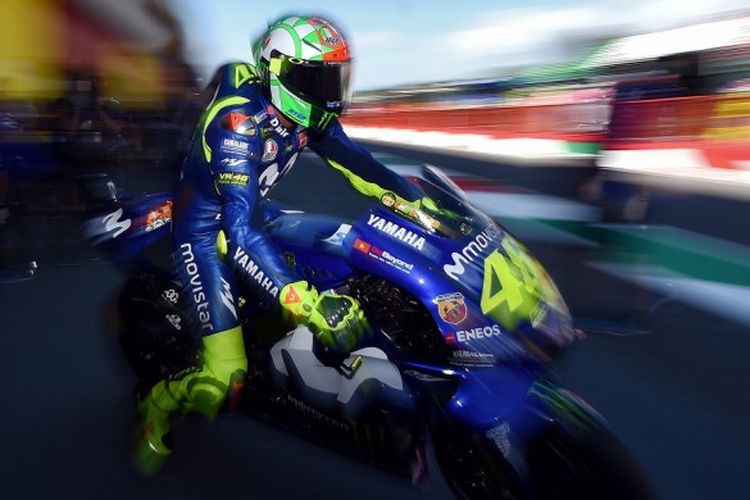 Pebalap tim Movistar Yamaha, Valentino Rossi, keluar dari jalur pit saat melakoni sesi latihan bebas ketiga pada MotoGP Italia 2018 yang berlangsung di Sirkuit Mugello, Sabtu (2/6/2018).