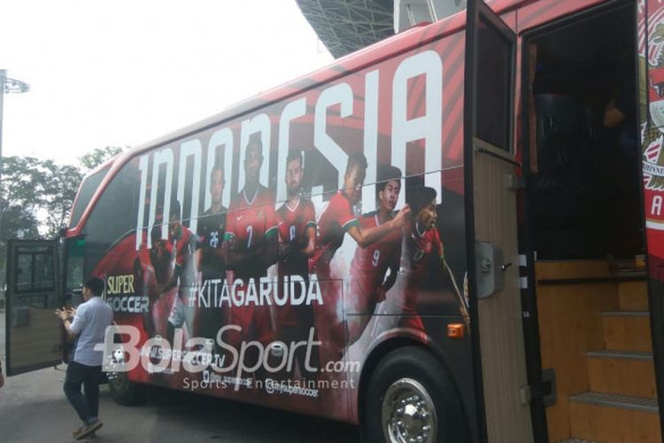 Tampak samping bus pemberian Supersoccer untuk PSSI yang bisa digunakan timnas Indonesia.