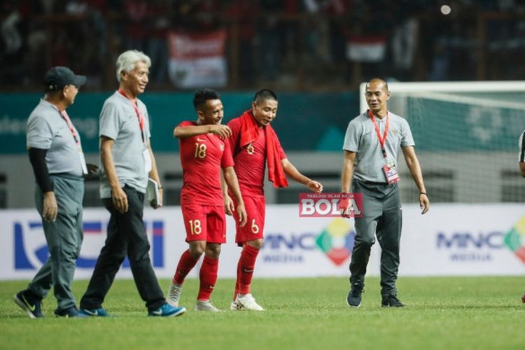 Timnas Indonesia bernyanyi bersama suporter usai mengalahkan timnas Mauritius dengan skor 1-0 pada laga uji coba di Stadion Wibawa Mukti, Cikarang, Jawa Barat, Selasa (11/9/2018).