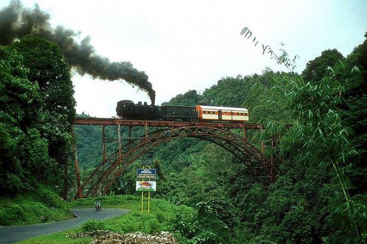 Jembatan kereta di Lembah Anai, Sumatera Barat