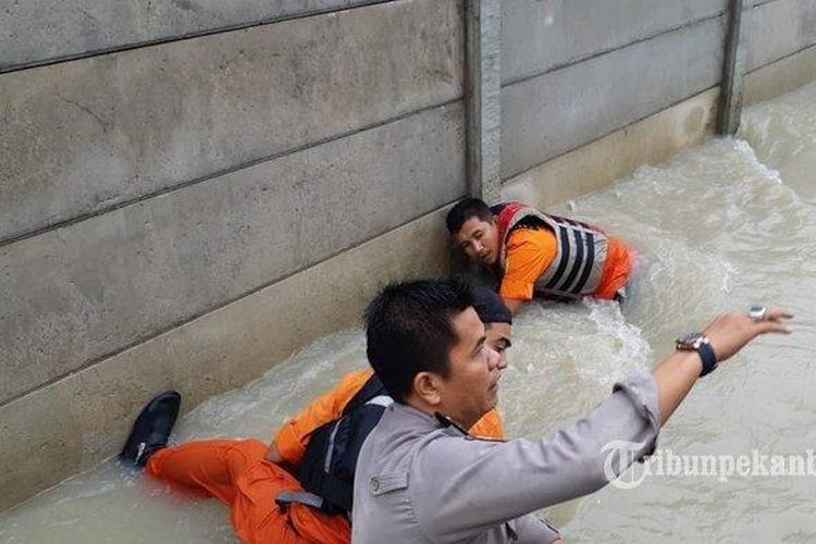 Jasad wanita hilang terseret arus parit besar di Jalan Swadaya, Kelurahan Delima, Kecamatan Tampan, Pekanbaru, Selasa (18/6/2019) pagi.