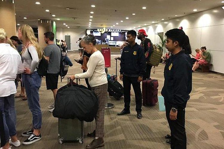 DEPORTASI - Petugas Rumah Detensi Imigrasi (Rudenim) Denpasar mengantarkan J-AVS ke Bandara Ngurah Rai untuk dideportasi ke negara asalnya, ke Selandia Baru, karena overstay, Selasa (23/7/2019). Mantan Pramugari Overstay 1,5 Tahun, Rudenim Denpasar Deportasi Warga Negara Selandia Baru 


