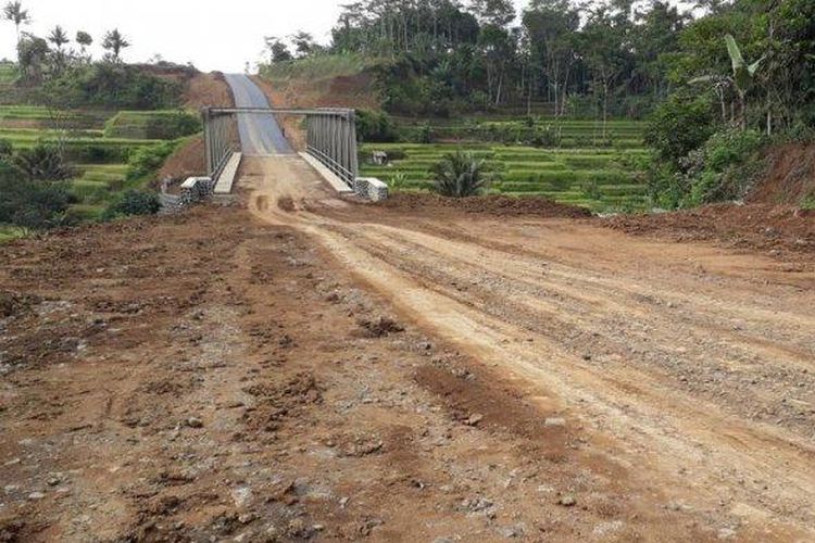 Jalur Ciawi-Singaparna (Cisinga) Kabupaten Tasikmalaya, Kamis (22/11/2018). 
