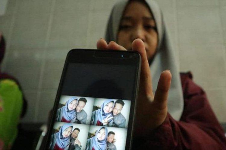 Irma Sanita (21) saat menunjukan foto bersama kekasih hatinya yang menjadi korban kecelakaan maut di Tangerang, Kamis (1/8/2019) 