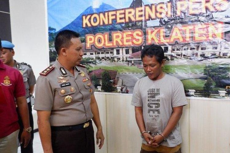 Kapolres Klaten, AKBP Aries Andi menggelar konferensi pers penangkapan pelaku teror peledakan petasan di mapolres setempat, Kamis (8/8/2019)
