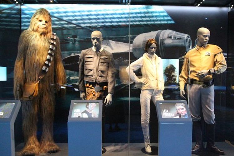 Kostum yang dikenakan oleh Peter Mayhew sebagai Chewbacca, Harrison Ford sebagai Han Solo, dan Carrie Fisher sebagai Putri Leia.
