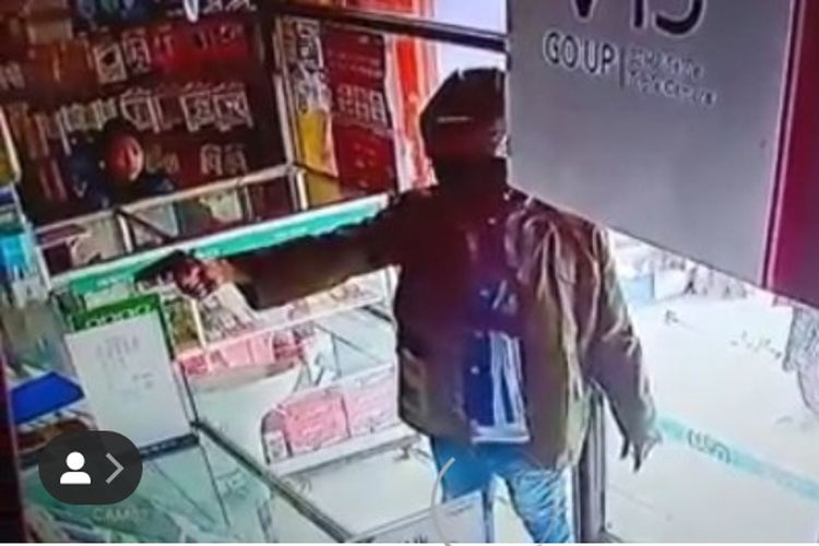 Satu orang perampok tertangkap kamera CCTV sedang menodongkan senjata ke petugas toko ponsel di Tangerang.