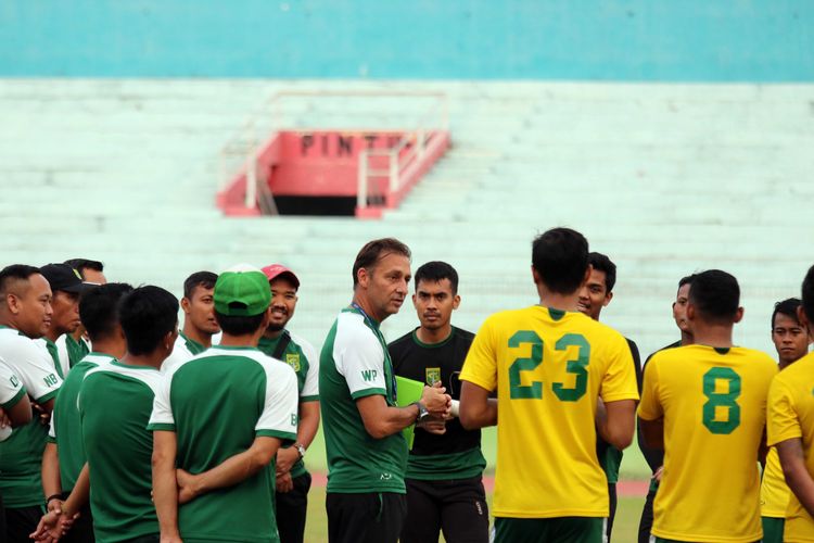 Wolfgang Pikal memimpin latihan rutin Persebaya Surabaya di Stadion Gelora Delta Sidoarjo, Jawa Timur, Selasa (17/09/2019) sore.