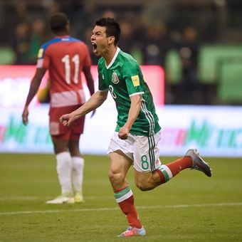 Pemain Meksiko, Hirving Lozano (kiri), melakukan selebrasi setelah mencetak gol ke gawang Panama dalam pertandingan kualifikasi Piala Dunia 2018 Zona Concacaf di Meksiko City, Jumat (1/9/2017).